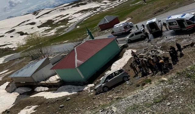 Hakkari'de şarampole yuvarlanan araçta 4 kişi yaralandı