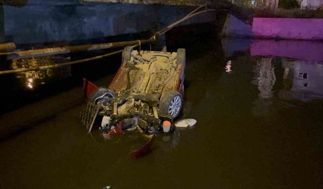 Hatay'da otomobil su kanalına uçtu: 2 yaralı