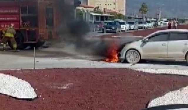 Hatay'da seyir halinde olan otomobil alevlere teslim oldu