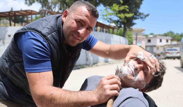 Hatay'da ürettiği bıçakların keskinliği göstermek için insanları tıraş ediyor
