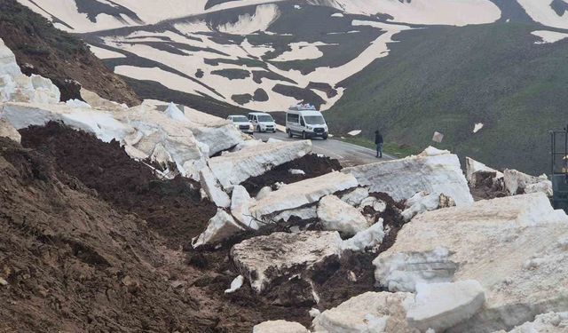 Heyelan nedeniyle kapanan Muş Çavuştepe-Üçevler grup yolu açıldı