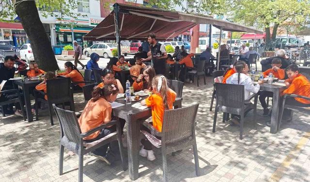 Hisarcık'ta kahvehane önünde kitap okuma etkinliği