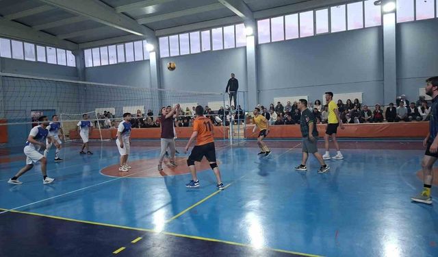 Hisarcık'ta kurumlararası voleybol turnuvasında Devlet Hastanesi şampiyon oldu