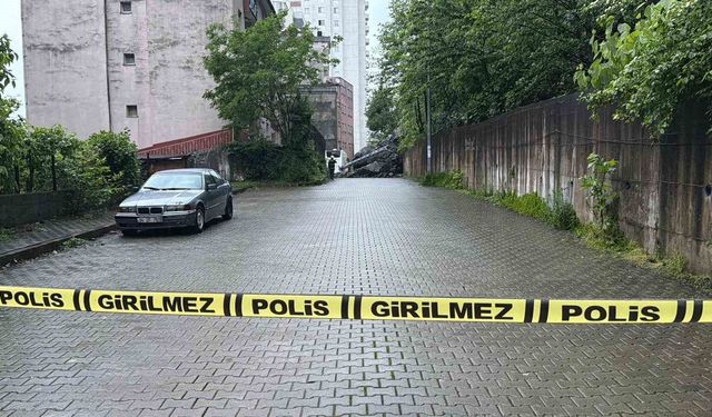 Hopa'da yağış sonrası heyelan: Dev kayalar yolu kapattı