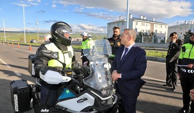 Kars Valisi Ziya Polat'tan bayram mesaisindeki polis ekiplerine ziyaret