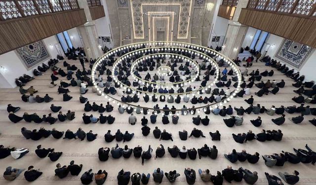 Kars'ta bayram namazında camiler doldu taştı
