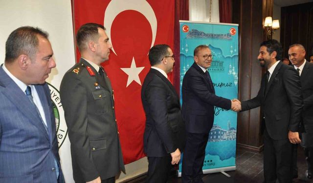 Kars'ta protokol bayramlaştı