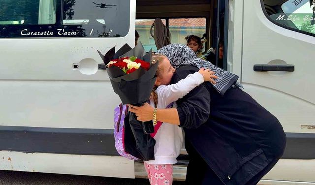Kendisine emanet edilen minikleri 'Anne' şefkatiyle taşıyor