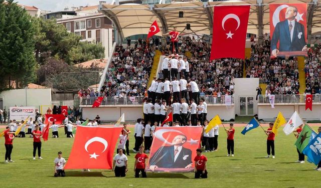 Kırklareli'nde 19 Mayıs coşkusu: Öğrencilerin akrobatik gösterilerine yoğun ilgi