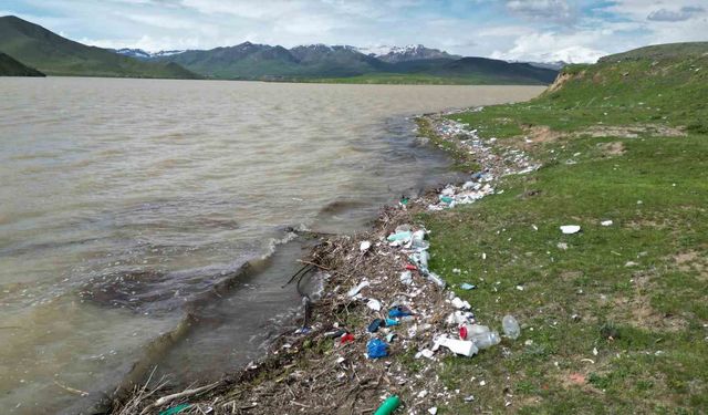 Koçköprü Barajı'nda atıklar tehlike saçıyor