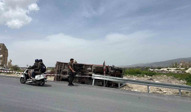 Kontrolden çıkan kamyon yol kenarına devrildi: 2 yaralı
