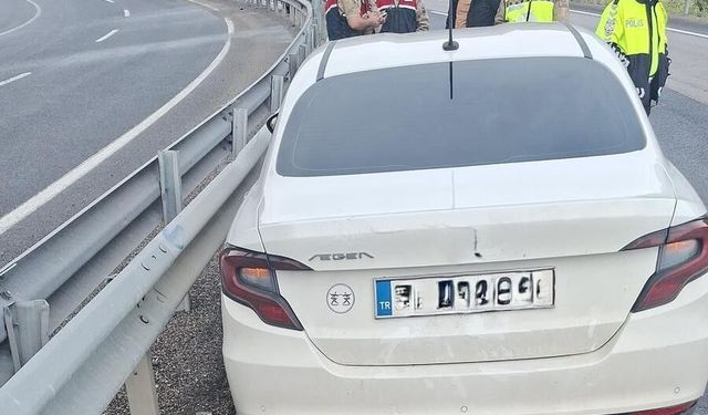 Kontrolden çıkan otomobil bariyere çarptı
