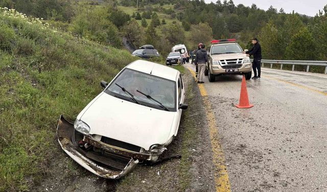 Kontrolden çıkan otomobil şarampole çarptı: 3 yaralı