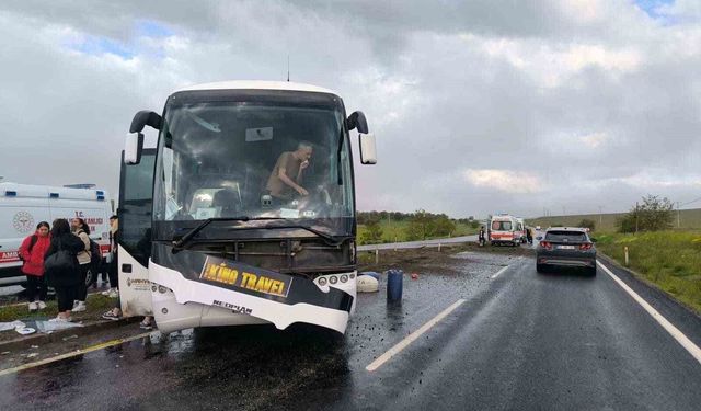 Kontrolden çıkan tur otobüsü refüje çarptı: 16 yaralı