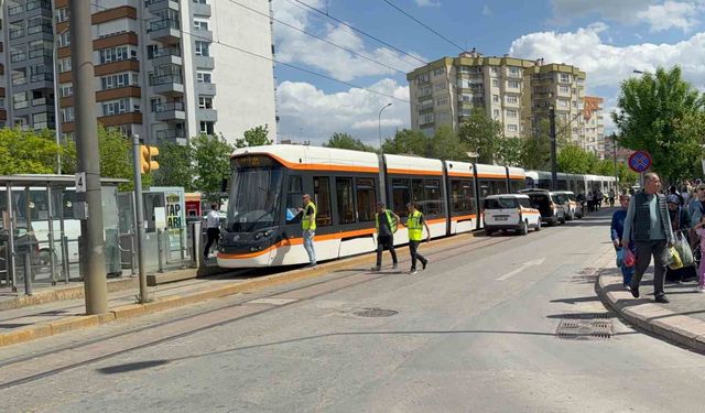 Kopan yüksek gerilim teli insanların içine düştü, tramvay seferleri aksadı