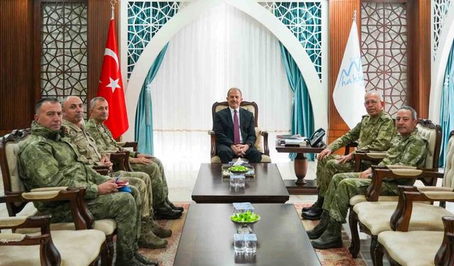 Korgeneral Topaloğlu, Hakkâri Valiliği'ni ziyaret etti
