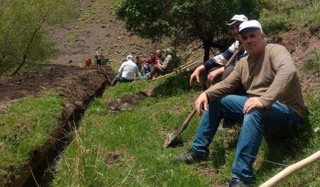 Köylülerden imece usulü su kanalı temizliği