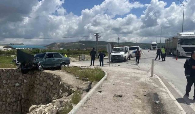 Kütahya Emet'te kavşakta iki araç çarpıştı: 3 yaralı