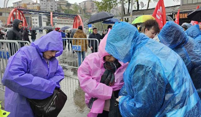Madenci kıyafetli bebek Zonguldak'taki 1 Mayıs yürüyüşünün simgesi oldu