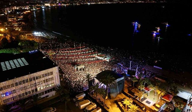 Melek Mosso Alanya'da festivalde sahne aldı