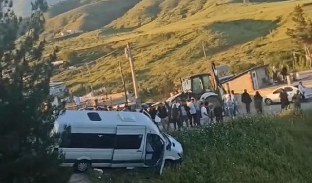 Mezarlık ziyareti dönüşü faciadan dönüldü: Freni patlayan minibüs şarampole yuvarlanmaktan son anda kurtuldu