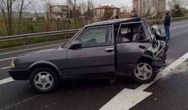 Minibüs park halindeki otomobile çarptı: 3 ölü, 5 yaralı
