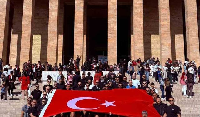 Motorculardan Anıtkabir'e 'bayrak sürüşü'