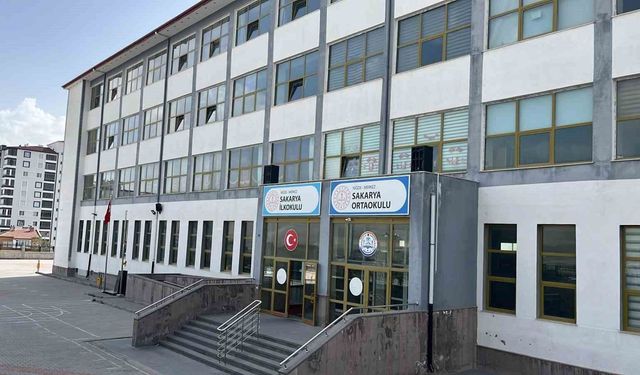 Niğde'de 27 öğrenci yedikleri yemekten rahatsızlandı