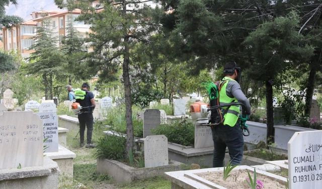 Niğde'de mezarlıklar Kurban Bayramı ziyaretlerine hazırlanıyor