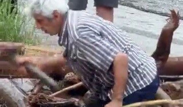 Odun uğruna canını hiçe sayarak dereye giren vatandaşın o anları kamerada