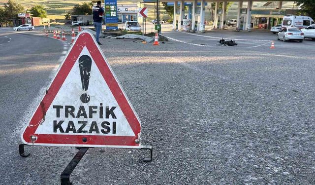 Ölüm virajında motosiklet takla attı: 1 ölü
