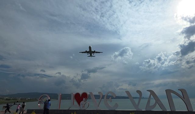 Olumsuz hava şartları nedeniyle Erzurum'a yönlendirilen uçak, rötarlı olarak Van'a indi