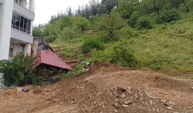 Osmaniye'de toprak kayması: Prefabrik ev devrildi, traktör göçük altında kaldı