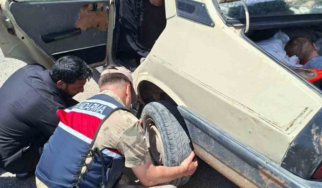 Otomobilin lastiğini jandarma değiştirdi