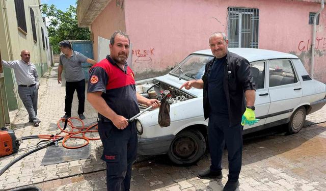 Otomobilin motoruna giren yılanı itfaiye çıkardı