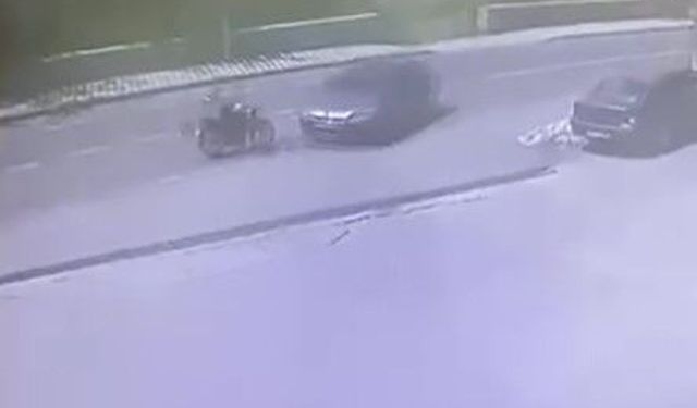 Otomobille çarpışan motosikletlinin kaza anı kameraya yansıdı