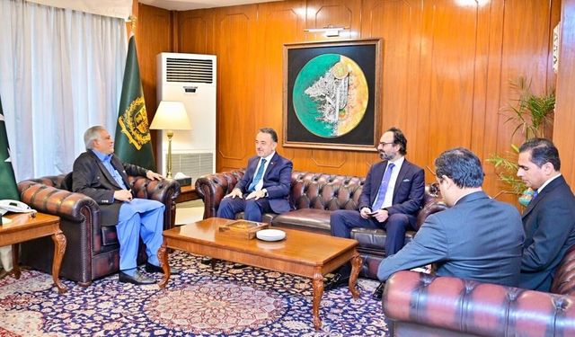 Pakistan Dışişleri Bakanı Dar, Büyükelçi Neziroğlu'nu kabul etti