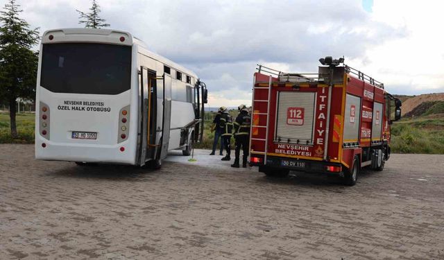 Park halindeki halk otobüsü alev aldı
