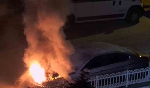 Park halindeki otomobilde çıkan yangın söndürüldü