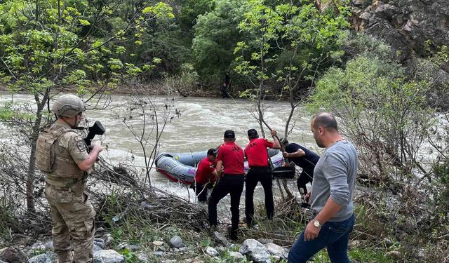 Pülümür Çayı'nda mahsur kalan şahsı jandarma kurtardı