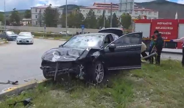 Refahiye'de iki otomobil çarpıştı: 6 yaralı