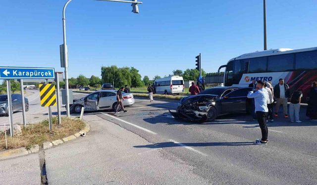 Sakarya'da zincirleme kaza: 3'ü çocuk 5 yaralı