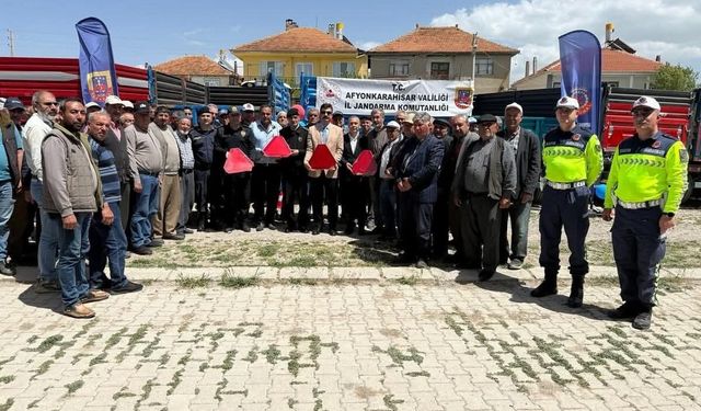Sandıklı'da traktör sürücüleri reflektörün önemi konusunda bilgilendirildi