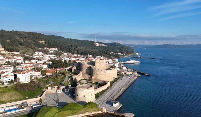 Sarı kule, Çanakkale Boğazı'na giren düşman gemilerini beyaz flama ile bildiriyordu