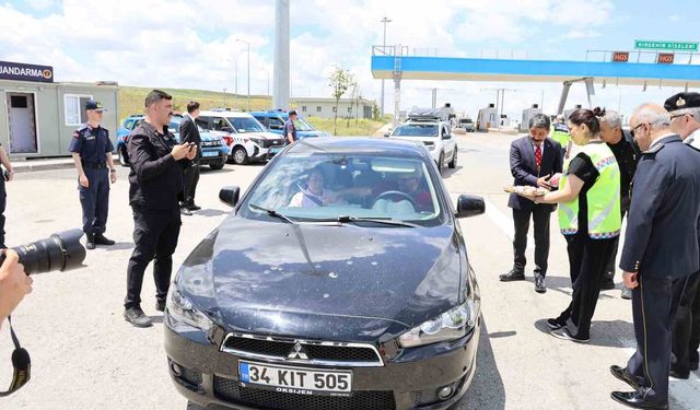 Şehir protokolünden karayolunda çikolatalı kutlama