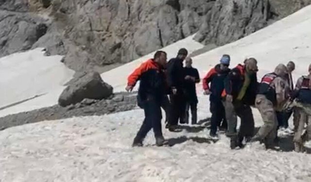 Şelalede mahsur kalan vatandaş kurtarıldı