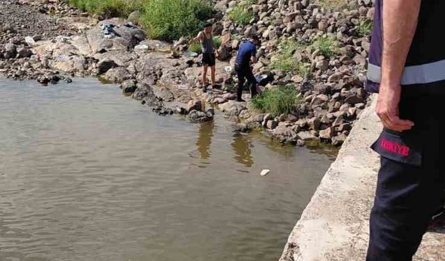 Serinlemek için girdiği derede boğulma tehlikesi geçirdi