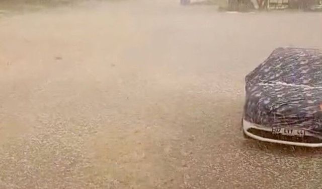 Şiddetli doluyu hem kaydetti hem dua etti