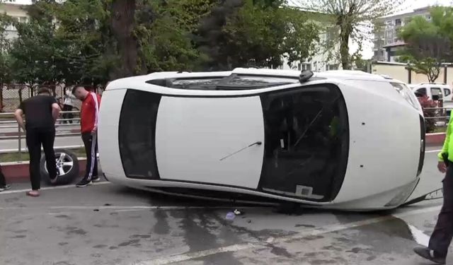 Siirt'te otomobil refüje çarptı: 3 yaralı