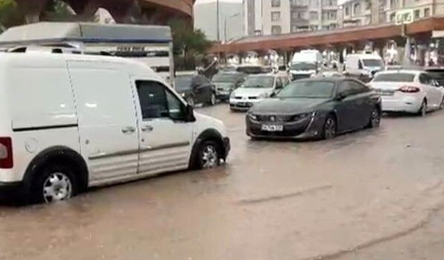 Siirt'te sağanak yağış sele neden oldu, iş yerleri ve seralar zarar gördü